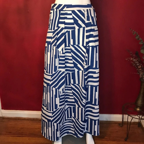 Esley Maxi Skirt with Pockets Size Small - Picture 2 of 6